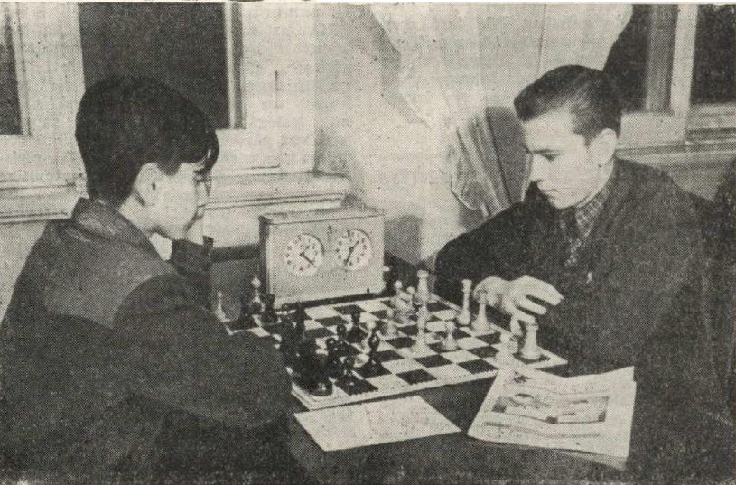 M.Tāls un J.Klovāns spēlē šahu Z.Solmaņa vadītajā Rīgas šaha klubā 1951. gadā