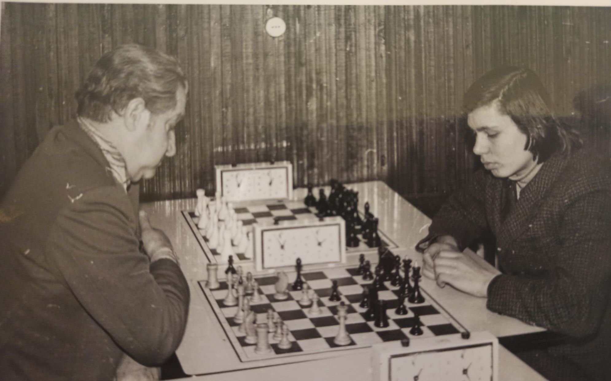 Pauls Podnieks spēlē šahu Rīgas Šaha skolā