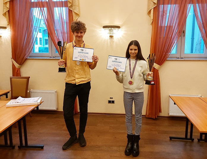 Latvijas junioru U20 čempioni šahā Reinis Paikens un Naomi Maklakova