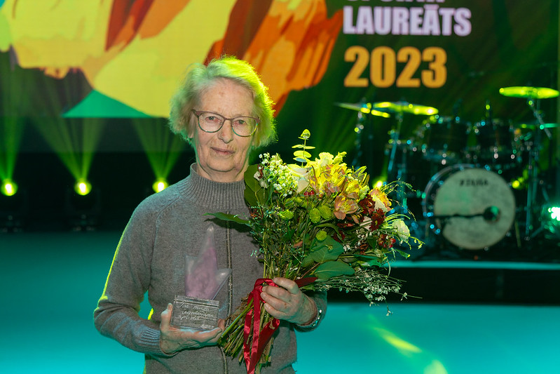 Vija Rožlapa ar balvu "Par mūža ieguldījumu sportā".