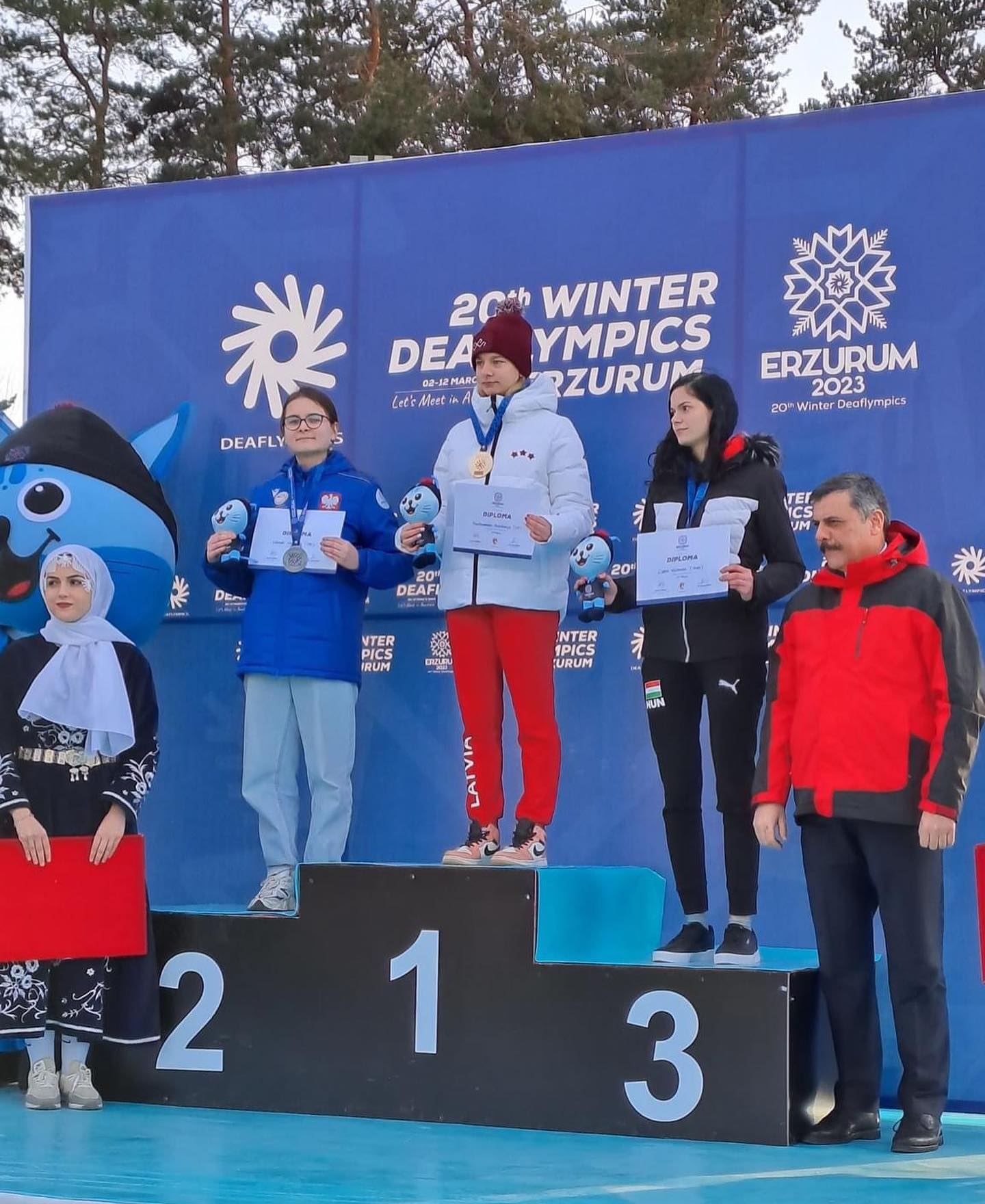 1.-3. vietu ieguvējas. Anastasija Parhomenko uz 1.vietas pjedestāla. Foto no Facebook Latvijas Nedzirdīgo sporta federācija