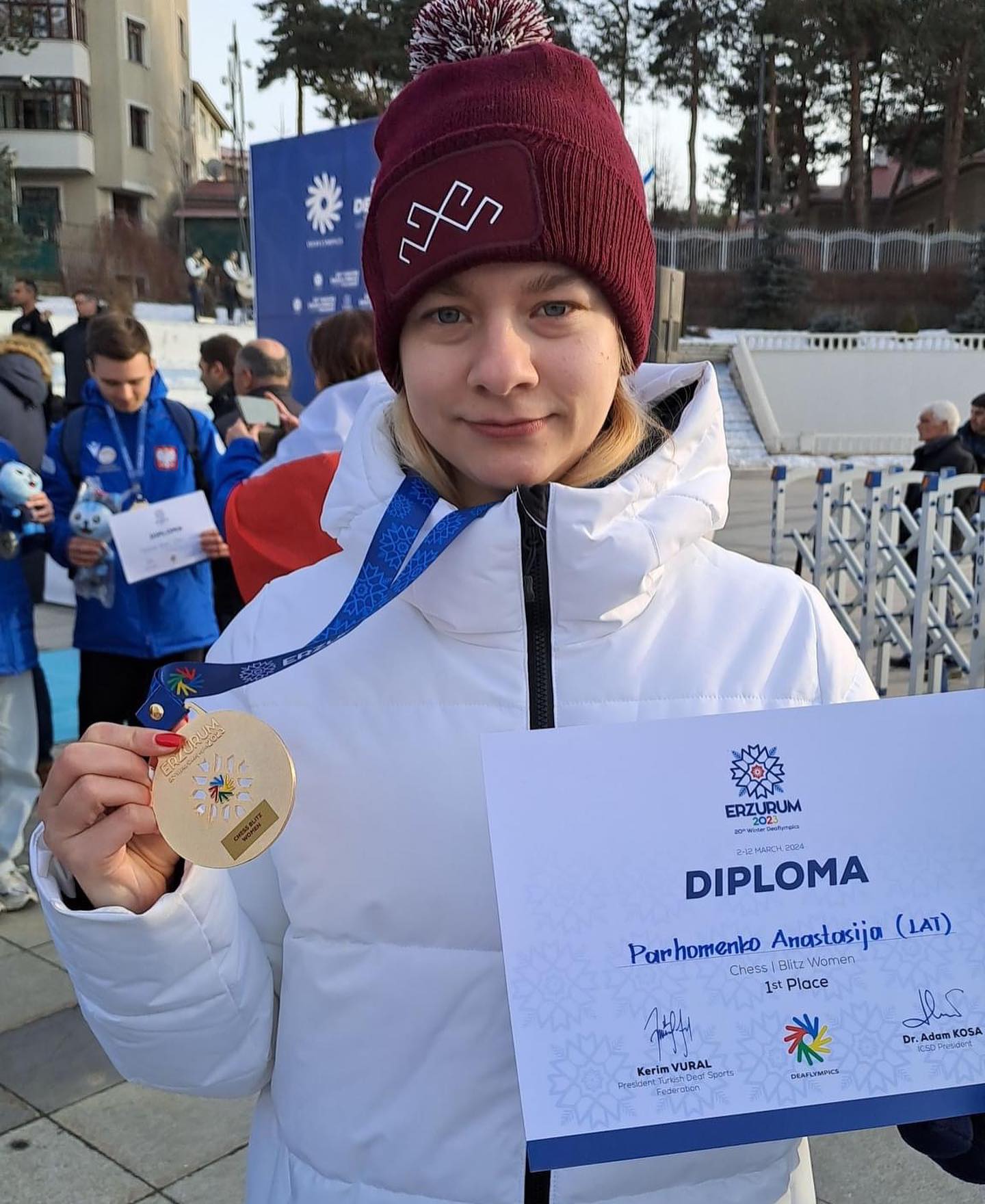 Anastasija Parhomenko ar zelta medaļu. Foto no Facebook Latvijas Nedzirdīgo sporta federācija