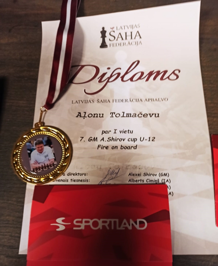 Diploms un medaļa par 1.vietu A.Tolmačevai. Foto no Facebook