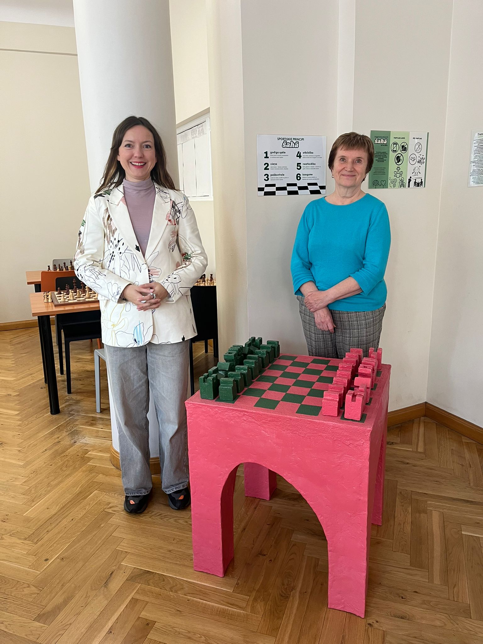 Šaha mākslas objekta autore Elīne Buka( pirmā no kreisās ) un Rīgas Šaha skolas direktore Līga Ungure