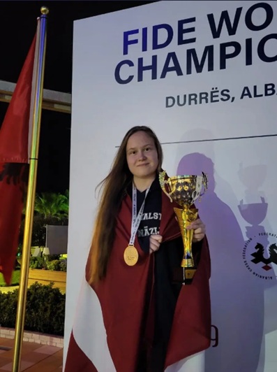 Marija Kuzņecova ar pasaules čempionāta sudraba medaļu un kausu