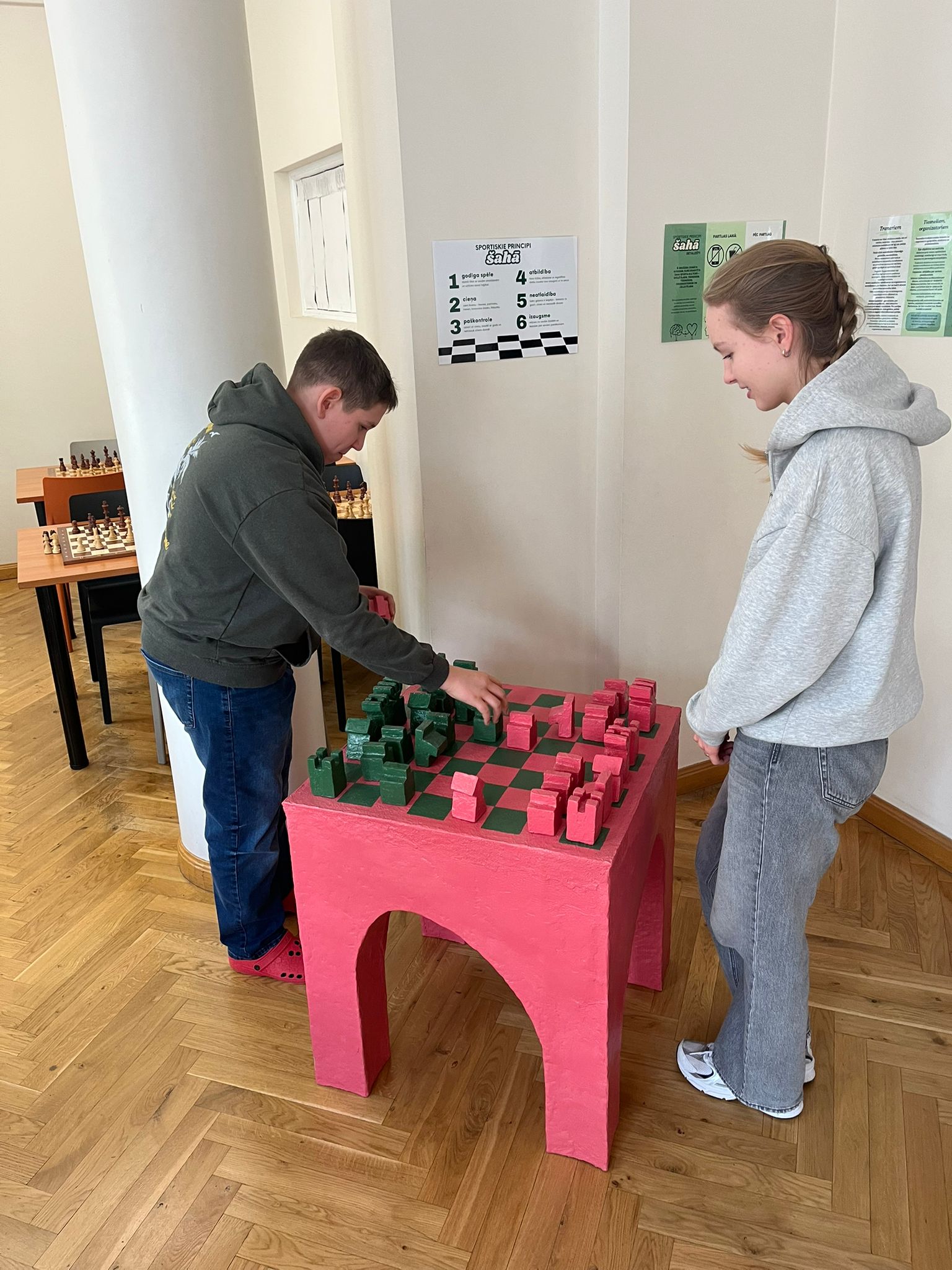 Skolas audzēkņi iemēģina darbībā jauno šaha galdiņu, mākslas objektu