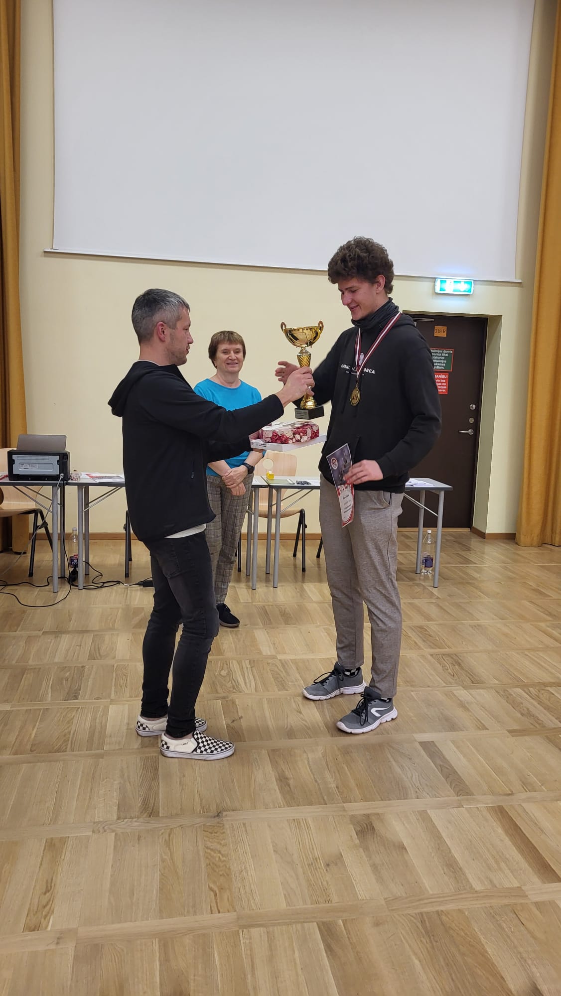 NM Reinis Paikens saņem sacensību uzvarētāja kausu