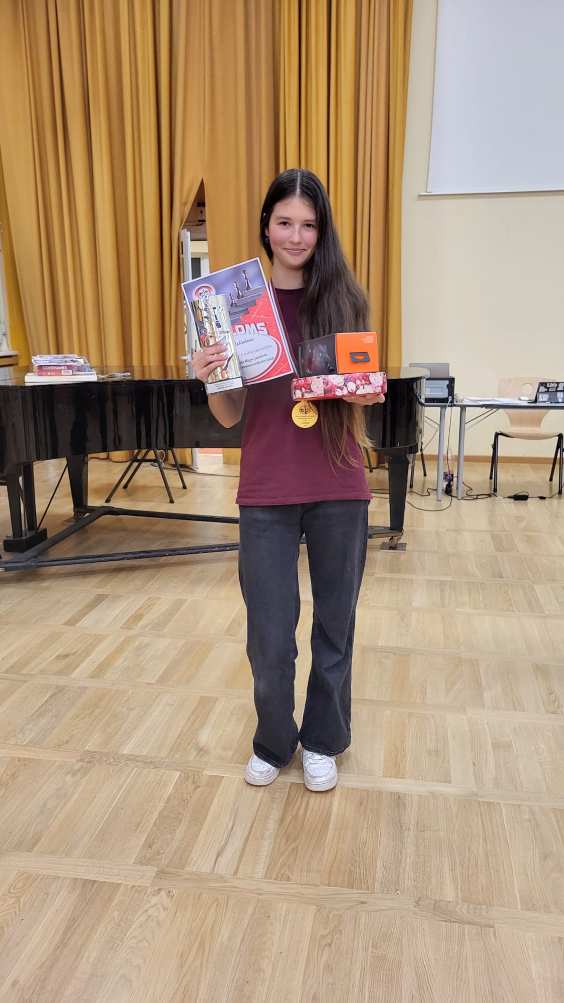 WCM Naomi Maklakova ar balvām un uzvarētājas kausu jaunietēm