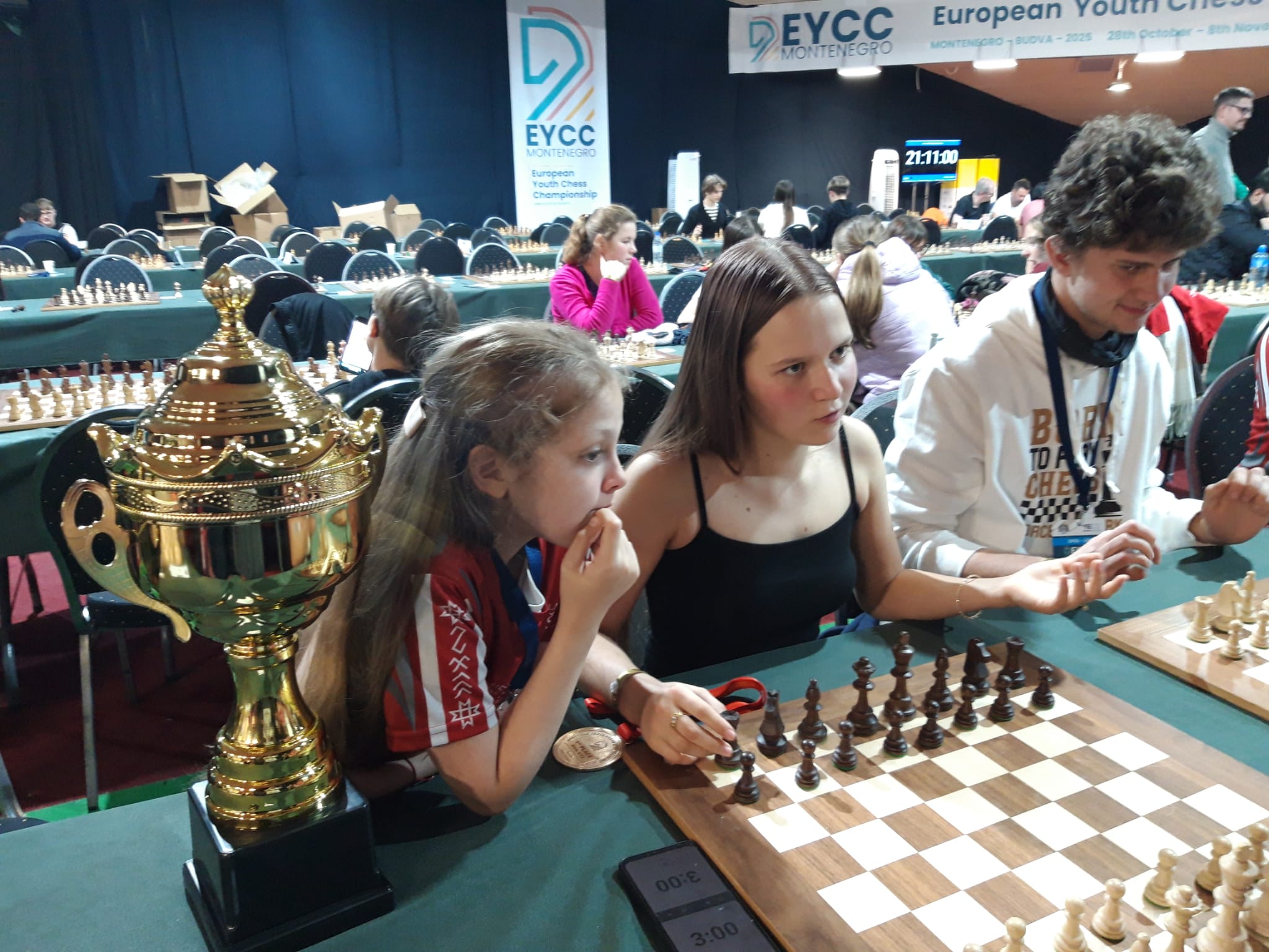 Pēc apbalvošanas. Aļona Tolmačeva ir gatava nākamajām šaha cīņām kopā ar Latvijas jauniešiem 