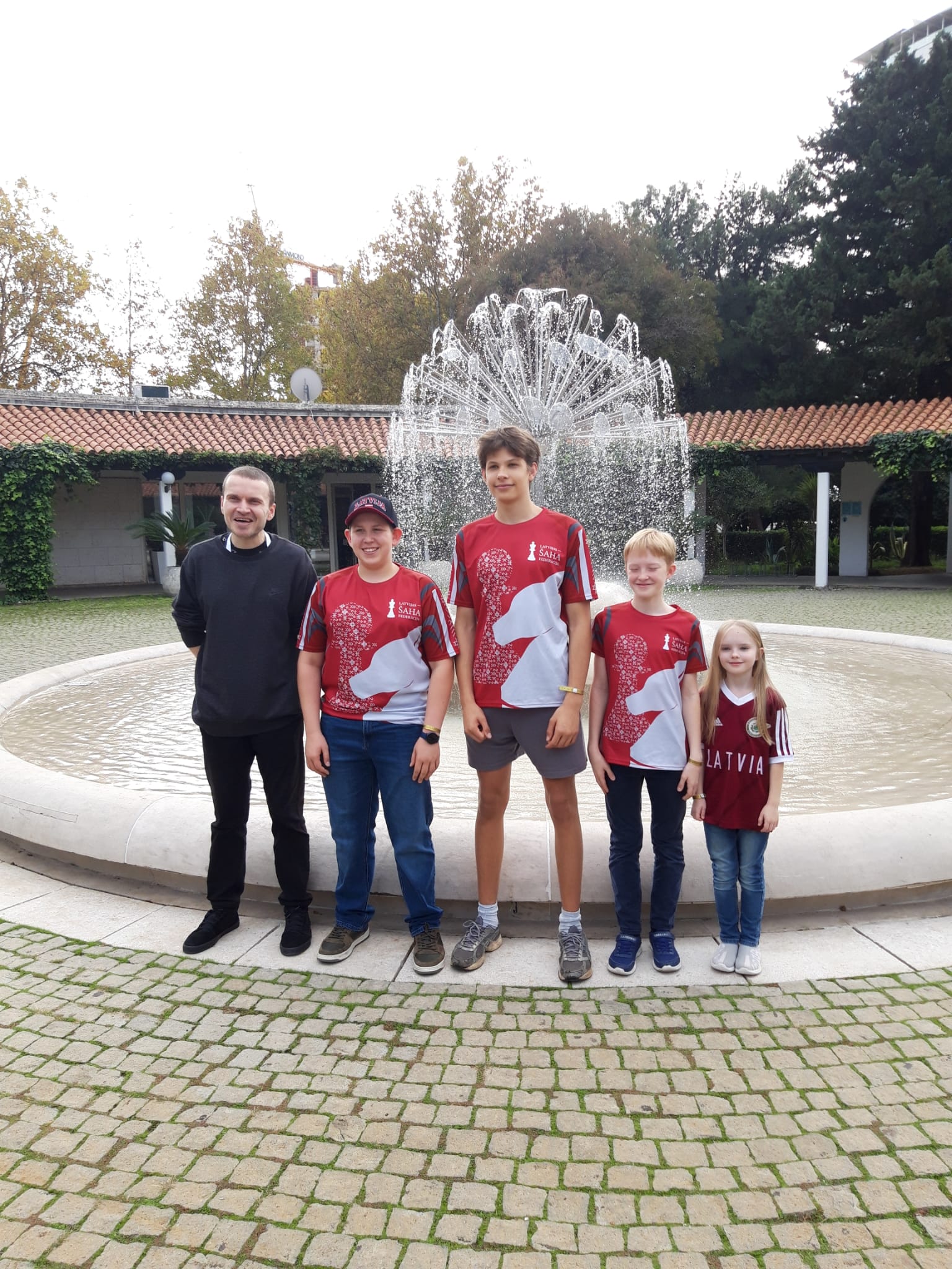 Latvijas delegācijas vadītājs Edgars Ungurs kopā ar Rīgas Šaha skolas audzēkņiem 