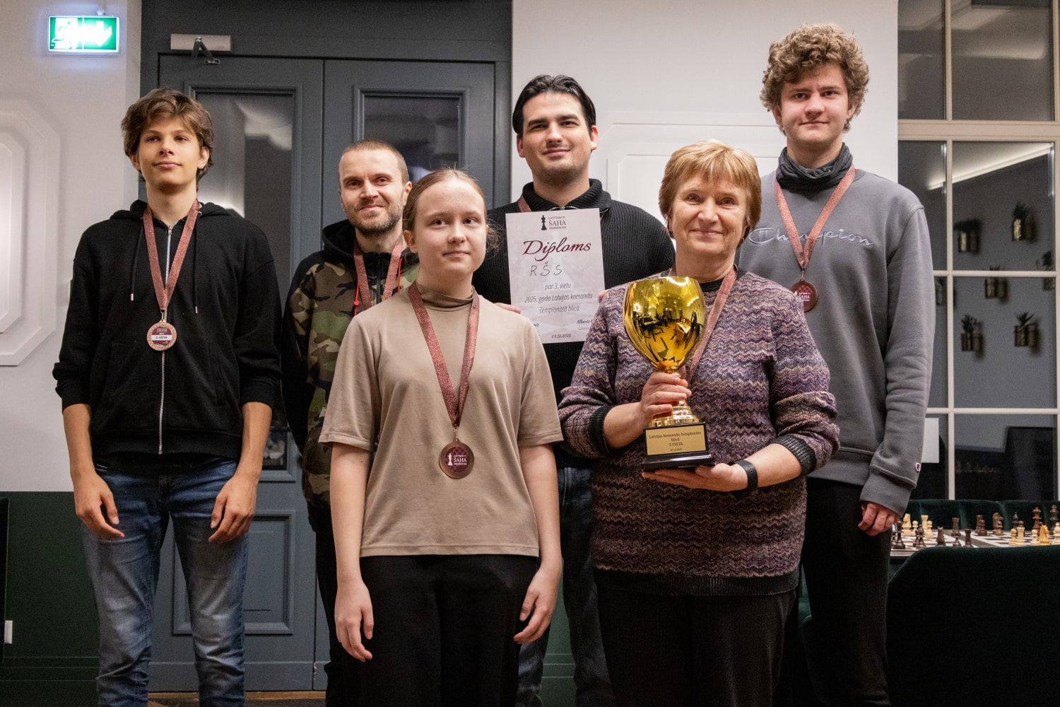 3.vietas ieguvēji - Rīgas Šaha skolas komanda. No kreisās: Renārs Mūzis, komandas kapteinis Edgars Ungurs, Marija Kuzņecova, Rihards Bekasovs, Rīgas Šaha skolas direktore Līga Ungure, Reinis Paikens