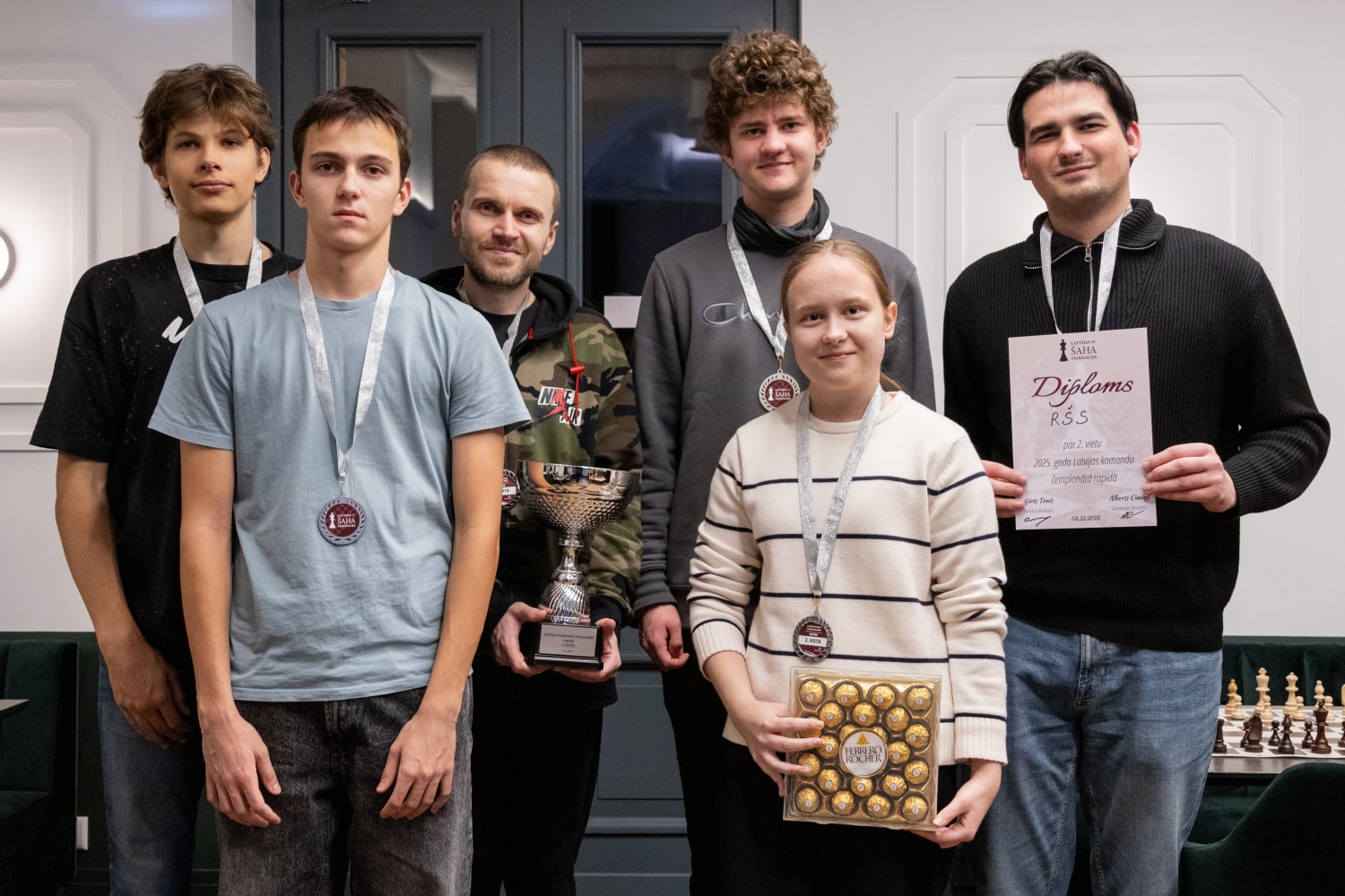 2.vietas ieguvēji - Rīgas Šaha skolas komanda. No kreisās: Renārs Mūzis, Reinis Valdats, komandas kapteinis Edgars Ungurs, Reinis Paikens, Marija Kuzņecova, Rihards Bekasovs.