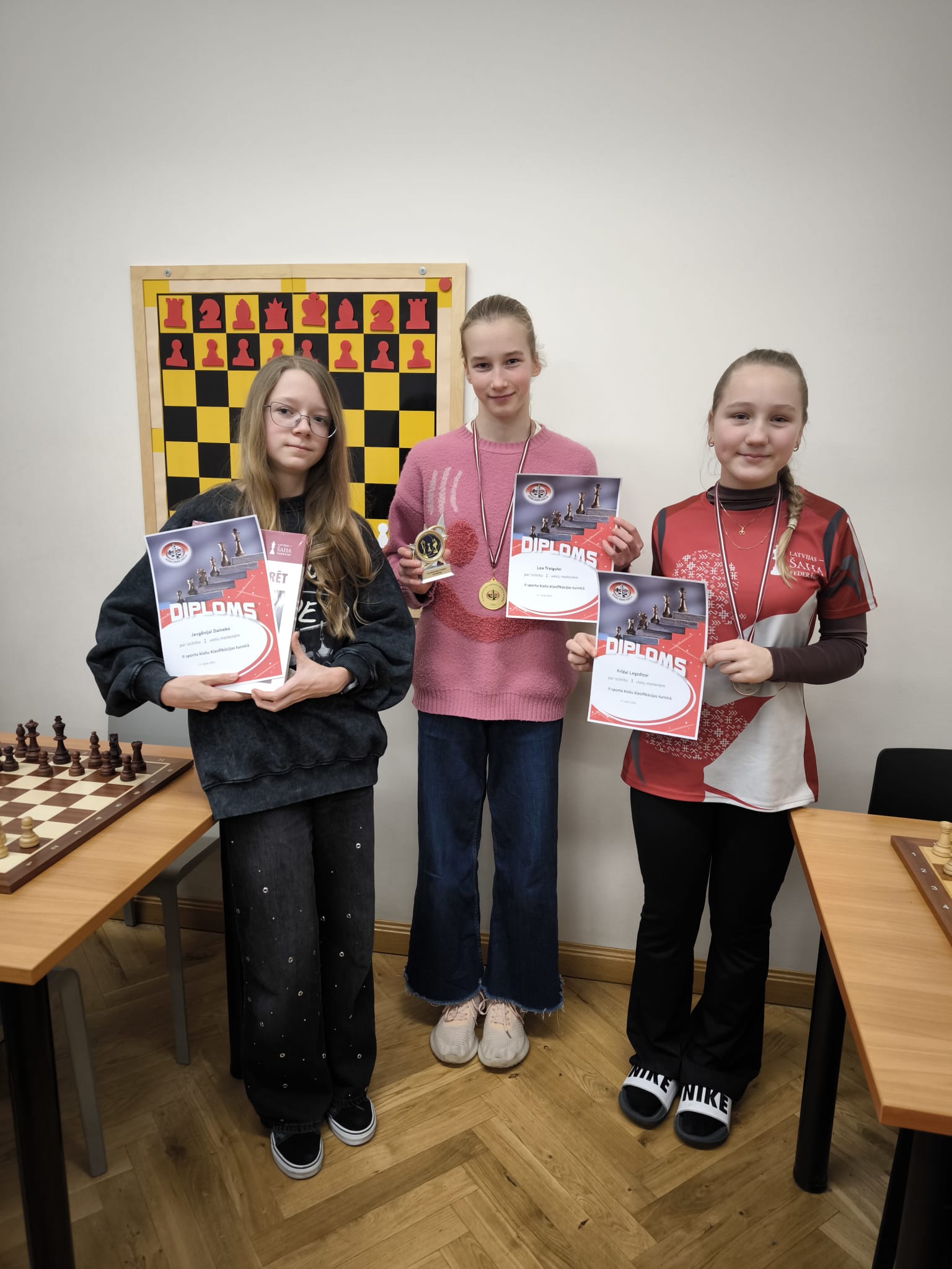 Godalgoto ieguvējas meiteņu konkurencē. No kreisās: Jevgēnija Daineko, Lea Treigute, Frīda Legzdiņa