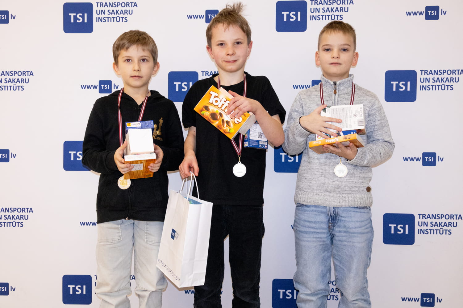 U-10 vecuma grupā godalgoto vietu ieguvēji.