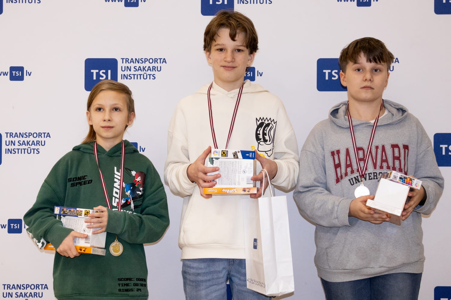 U-14 vecuma grupā godalgoto vietu ieguvēji. 