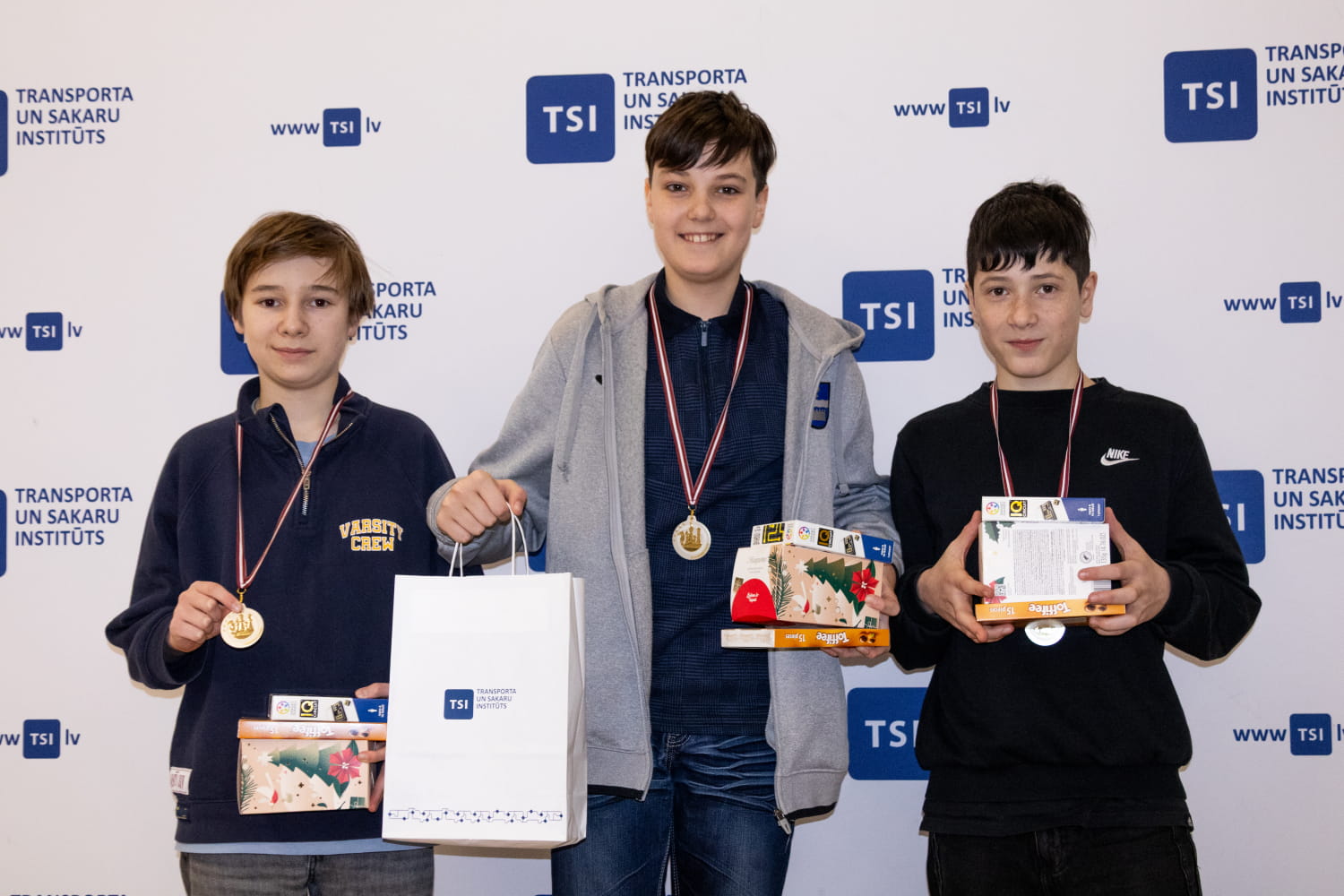 U-14 vecuma grupā godalgoto vietu ieguvēji. 