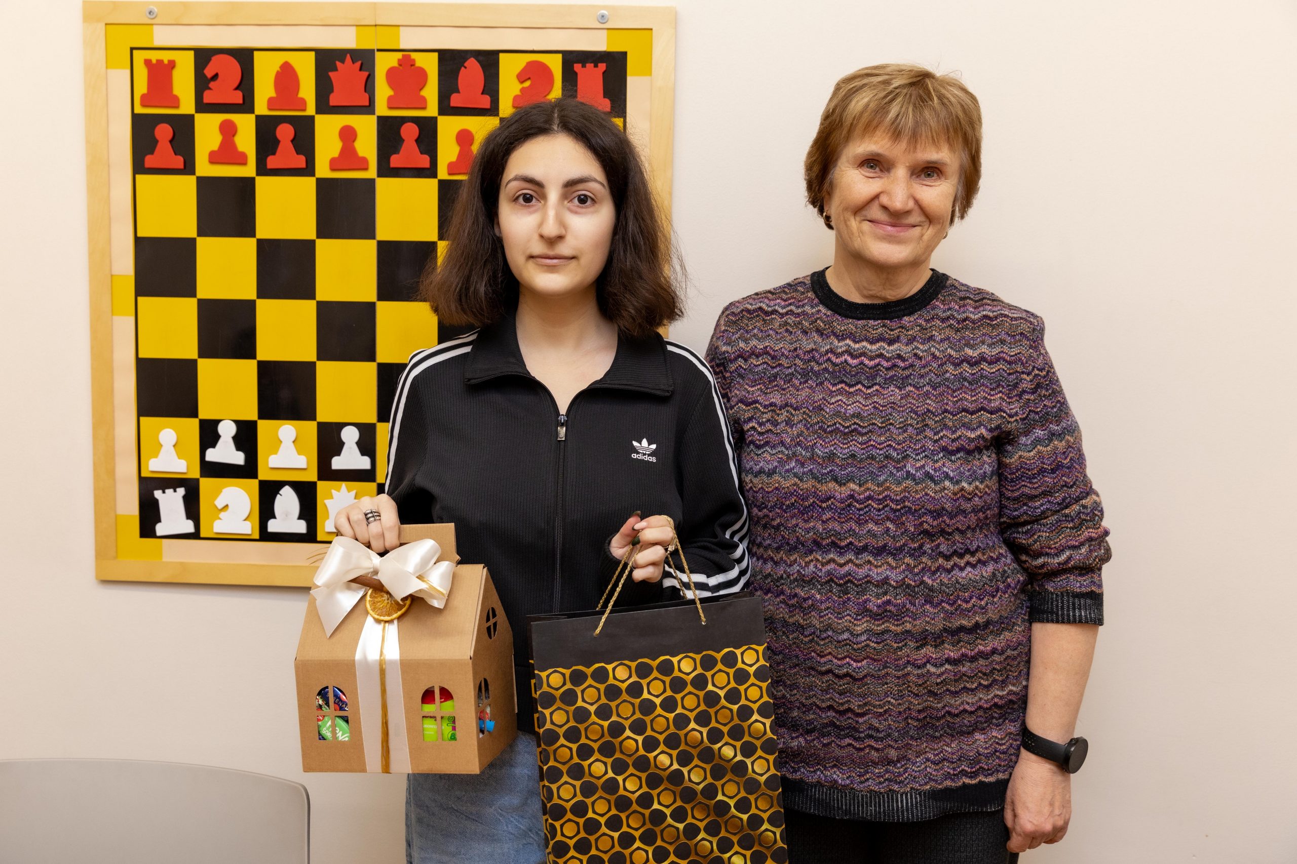 Rīgas Šaha skolas audzēkne Agnesa Ter-Avetisjana un direktore Līga Ungure