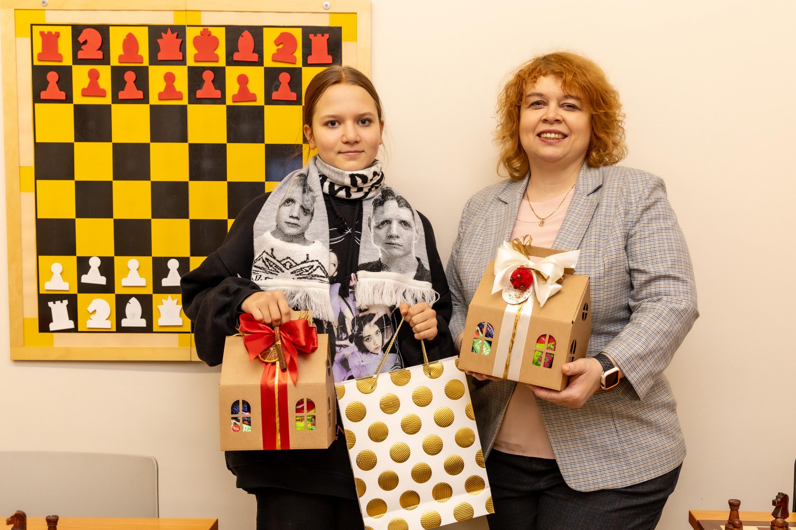 Rīgas Šaha skolas audzēkne Aļona Tolmačeva un trenere Diāna Matisone