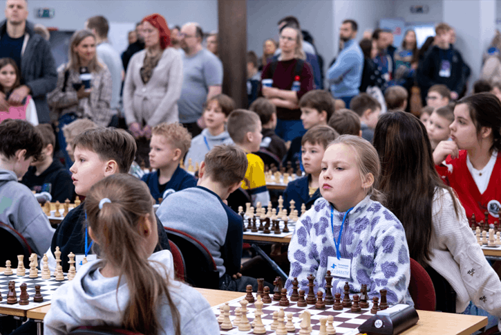 Sacensību dalībnieki gatavi pusfināla šaha cīņām