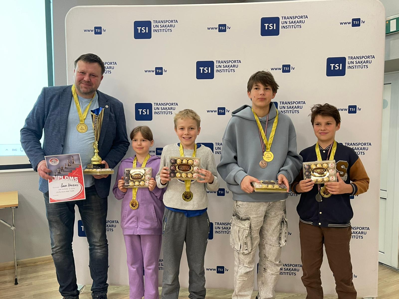 1.vietas ieguvēju komanda ar kausu, medaļām un balvām