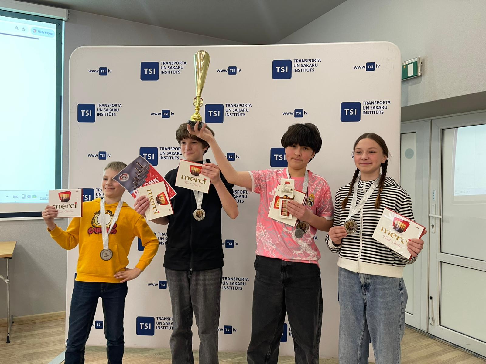 2.vietas ieguvēju komanda ar kausu, medaļām un balvām 