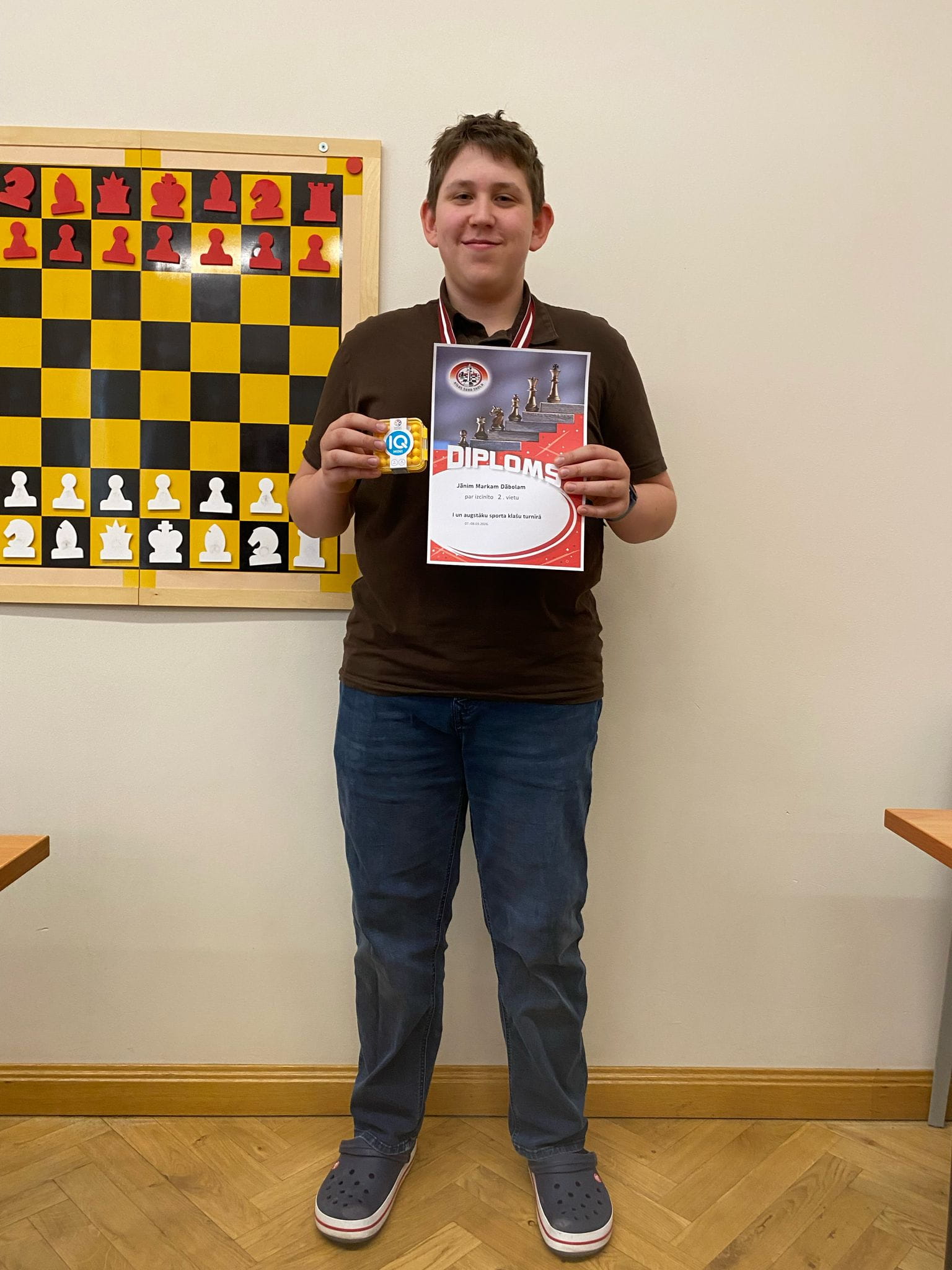 2.vietas ieguvējs šaha turnīrā ar iegūto medaļu, diplomu un balvu