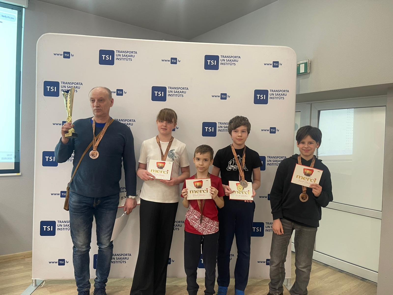 3.vietas ieguvēju komanda ar kausu, medaļām un balvām