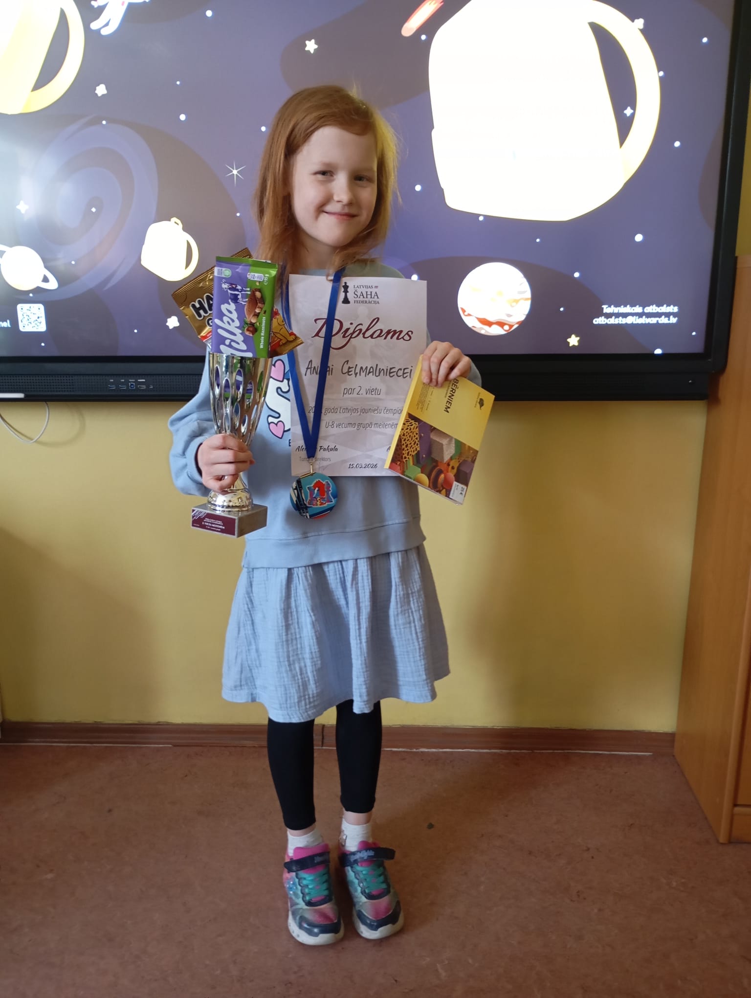 G-8 meitenēm 2.vietas ieguvēja ar balvām