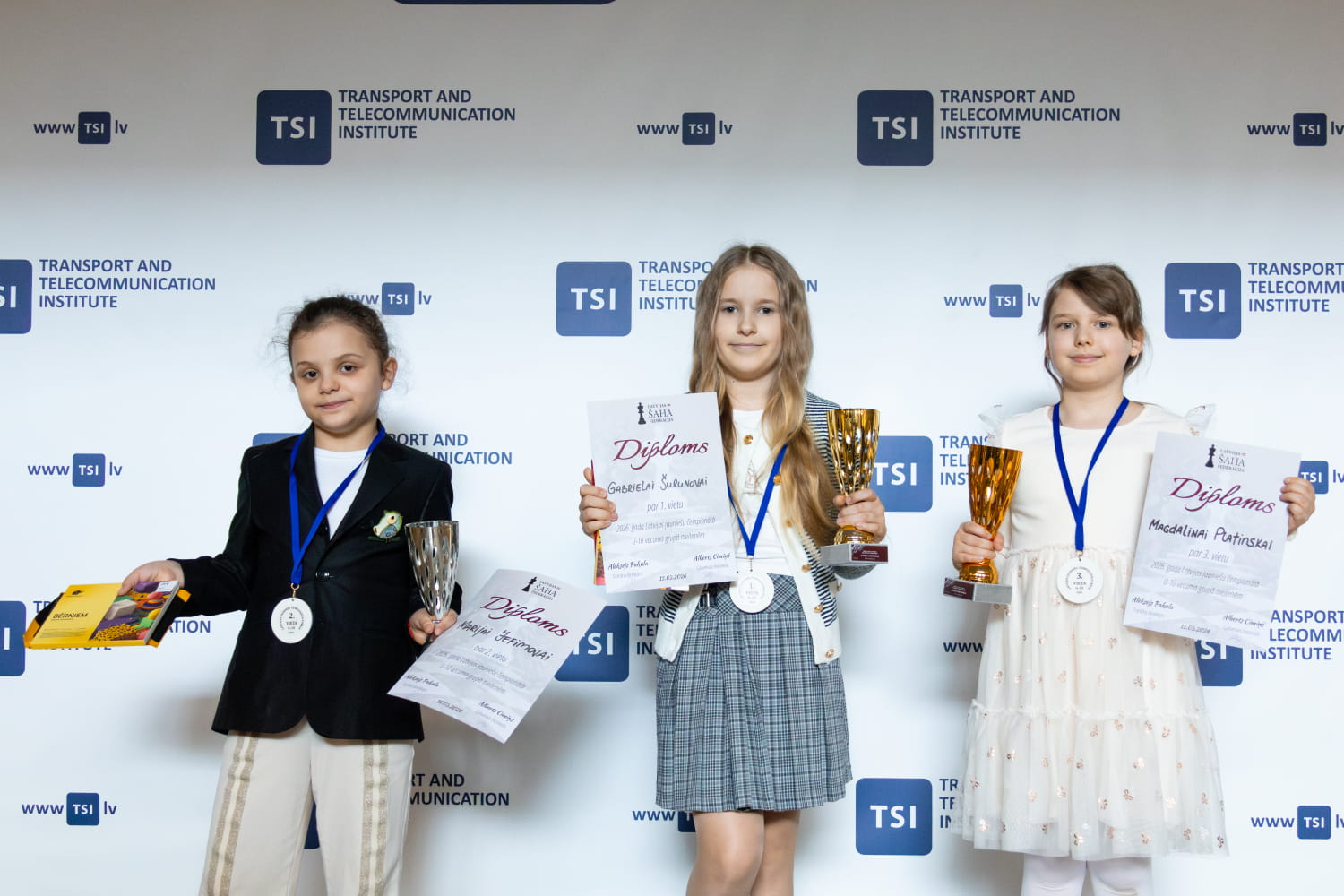 G-10 laureātes meitenēm