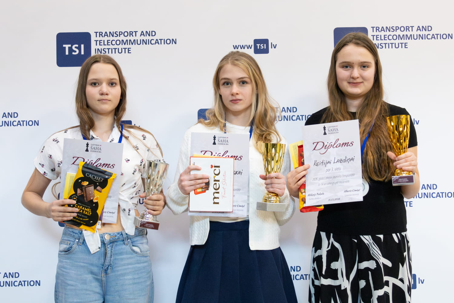 G-14 laureātes meitenēm ar balvām