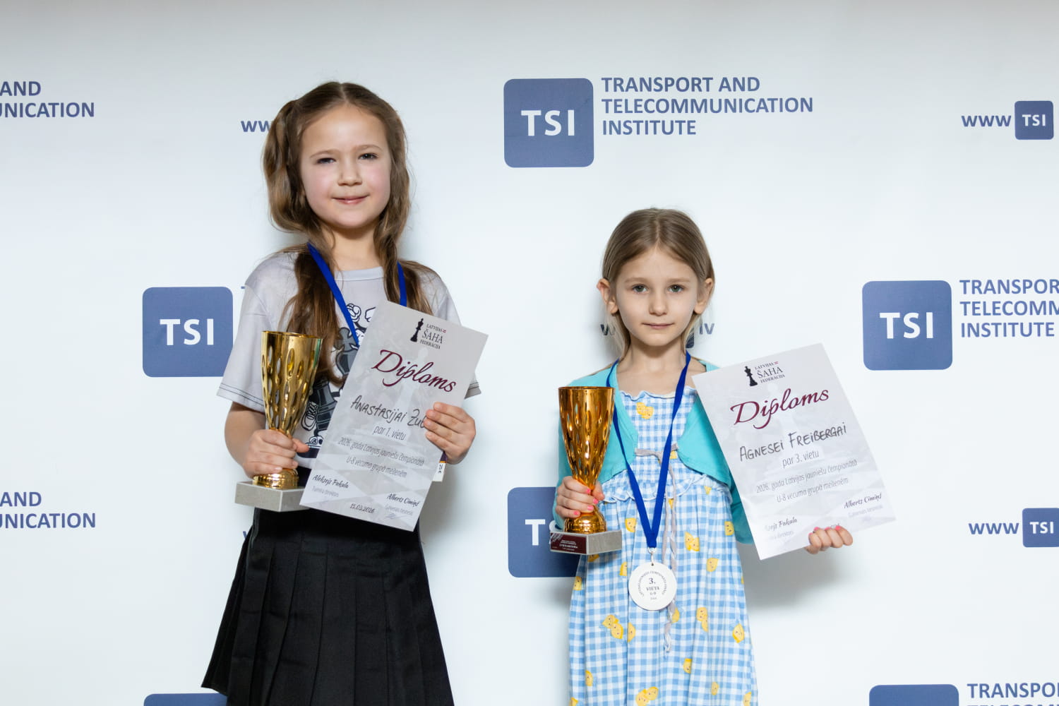 G-8 meitenēm 1.un 3.vietas ieguvējas ar balvām