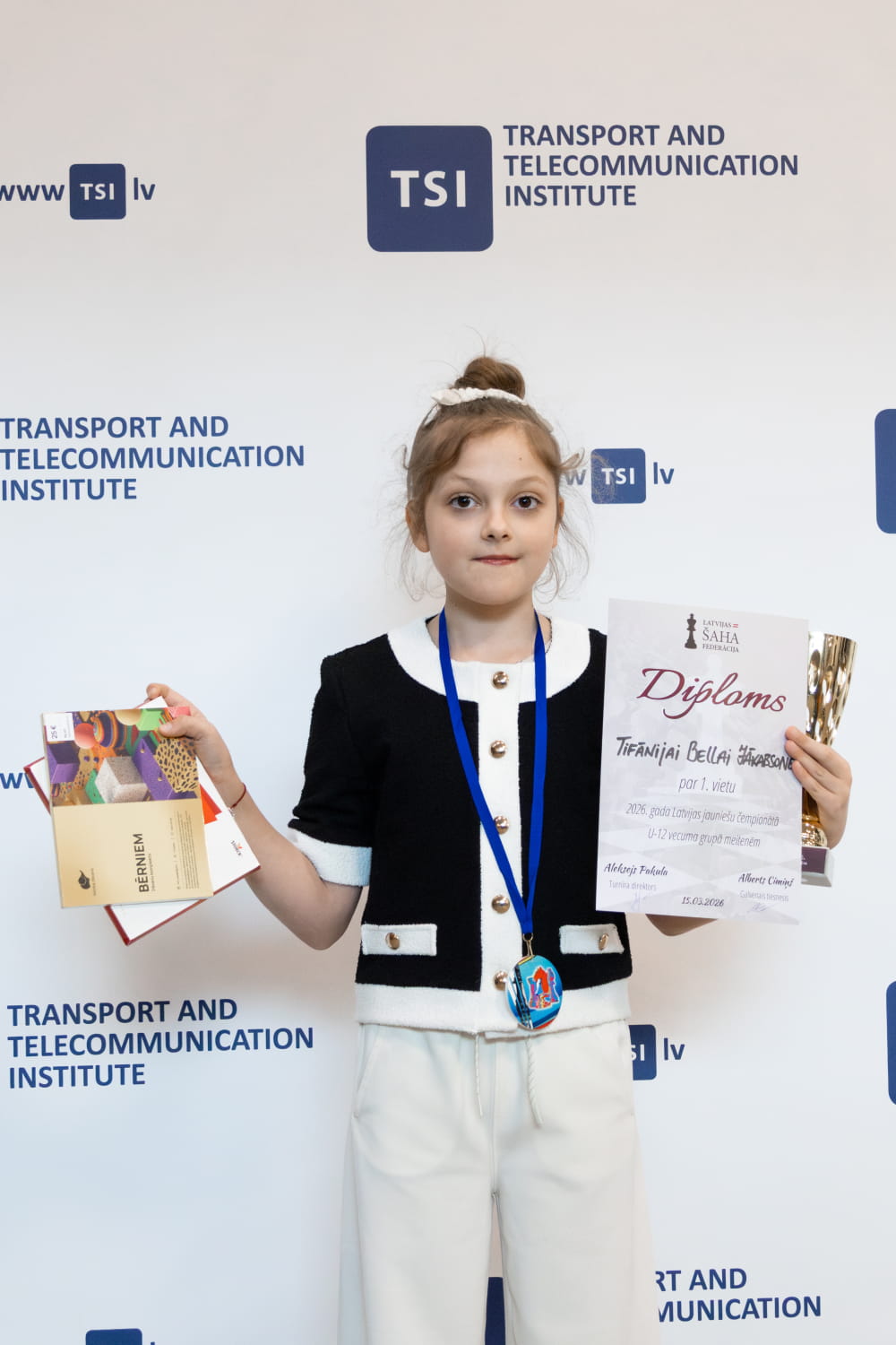 G-12 meitenēm 1.vietas ieguvēja ar balvām