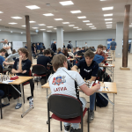 Jaunieši spēlē šahu Latvijas jauniešu čempionātā