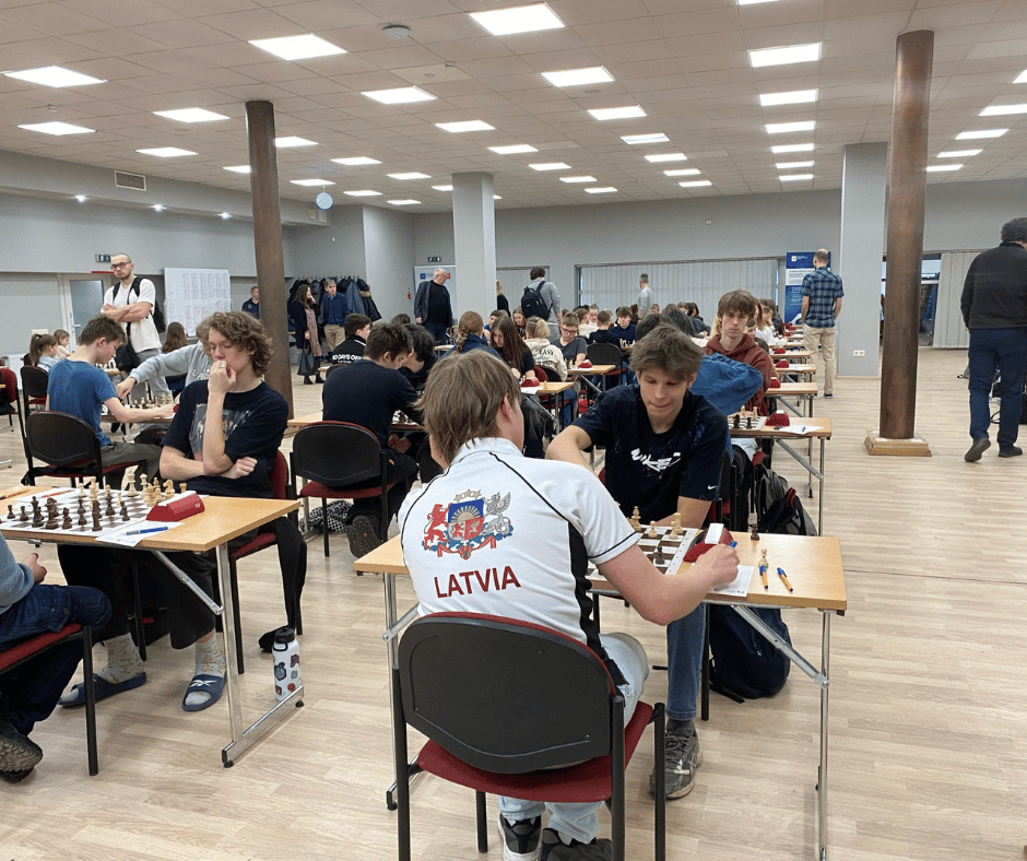 Jaunieši spēlē šahu Latvijas jauniešu čempionātā