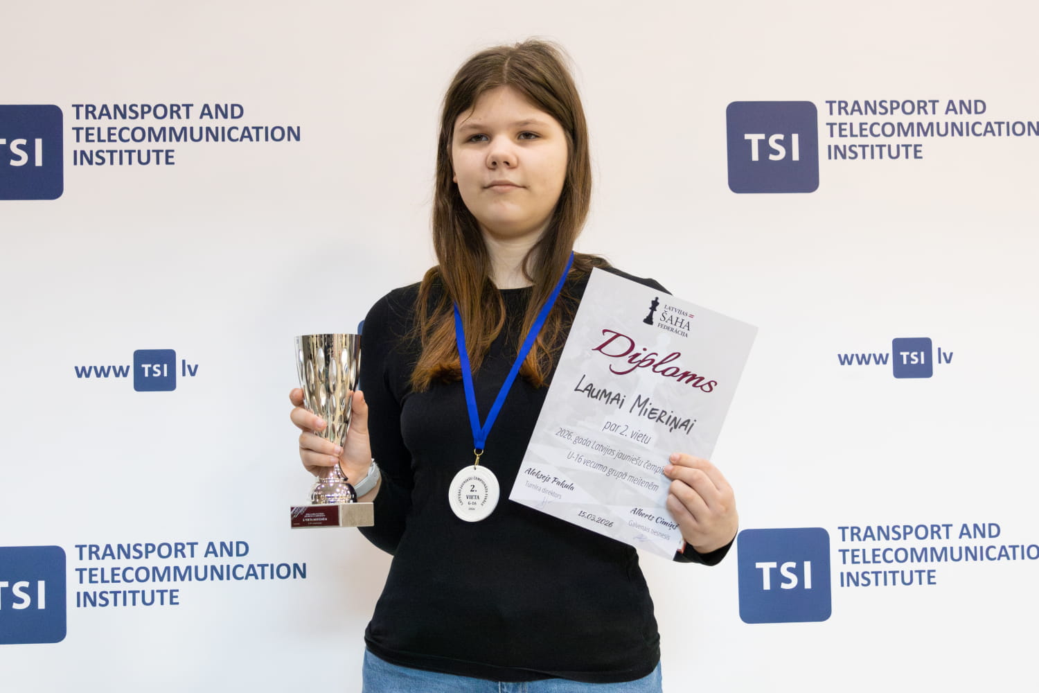 G-16 meitenēm 2.vietas ieguvēja ar balvām