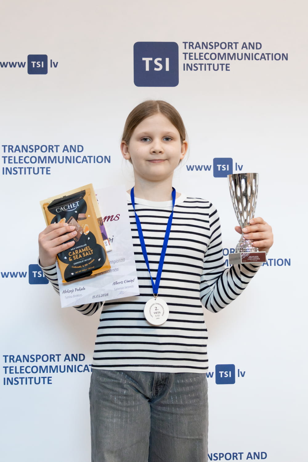 G-12 meitenēm 2.vietas ieguvēja ar balvām