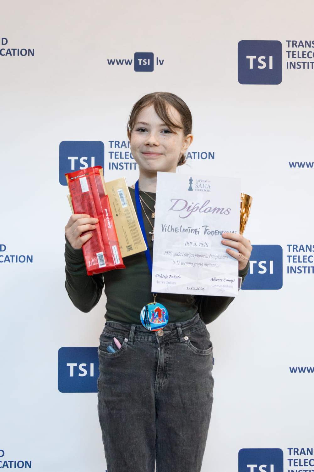 G-12 meitenēm 3.vietas ieguvēja ar balvām