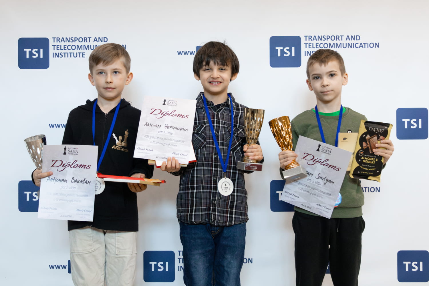 U-10 zēniem laureāti ar balvām