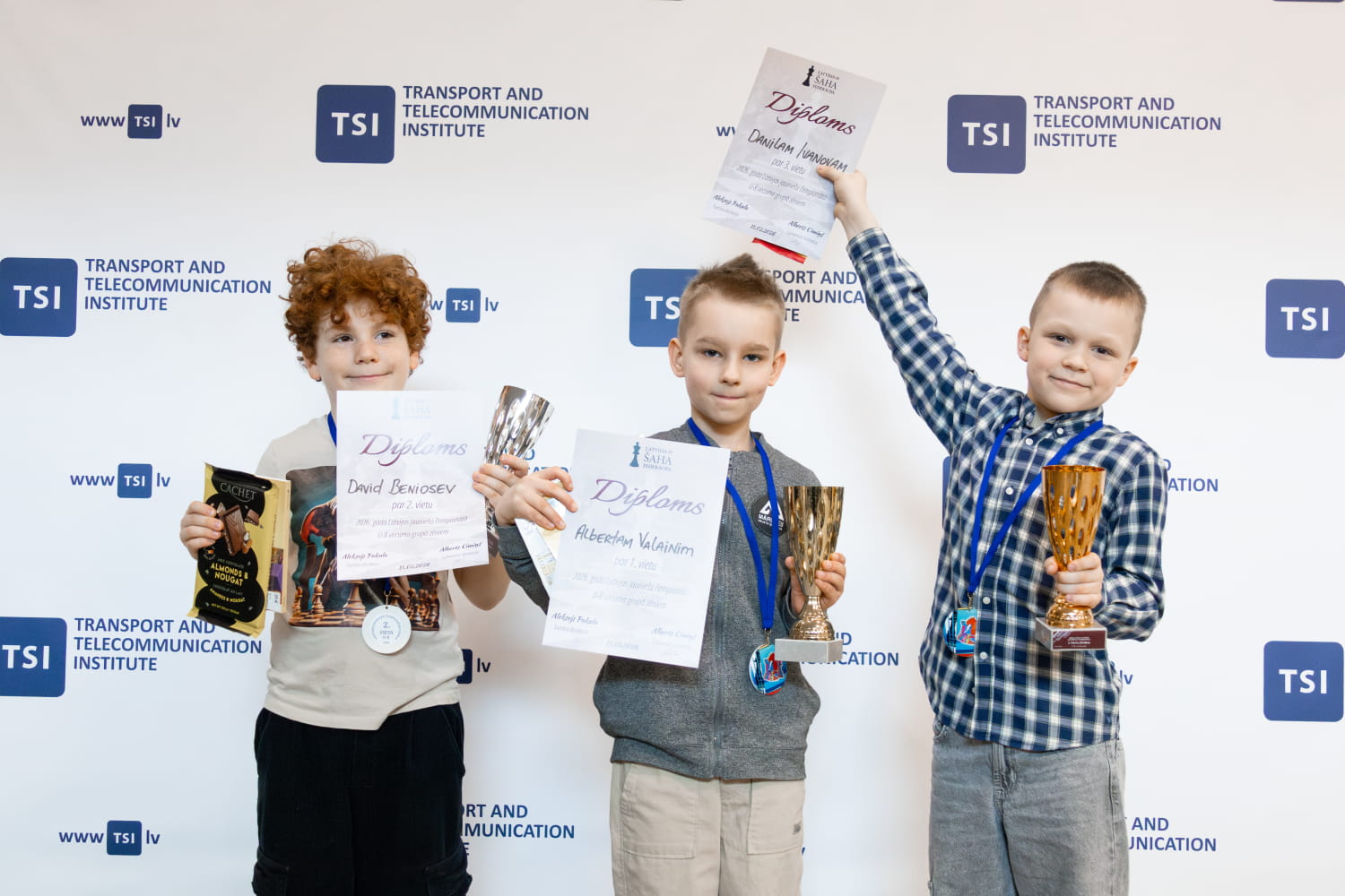 U-8 zēniem laureāti.