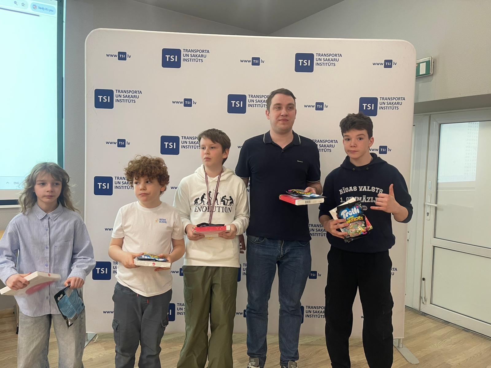 4.vietas ieguvēju komanda ar balvām