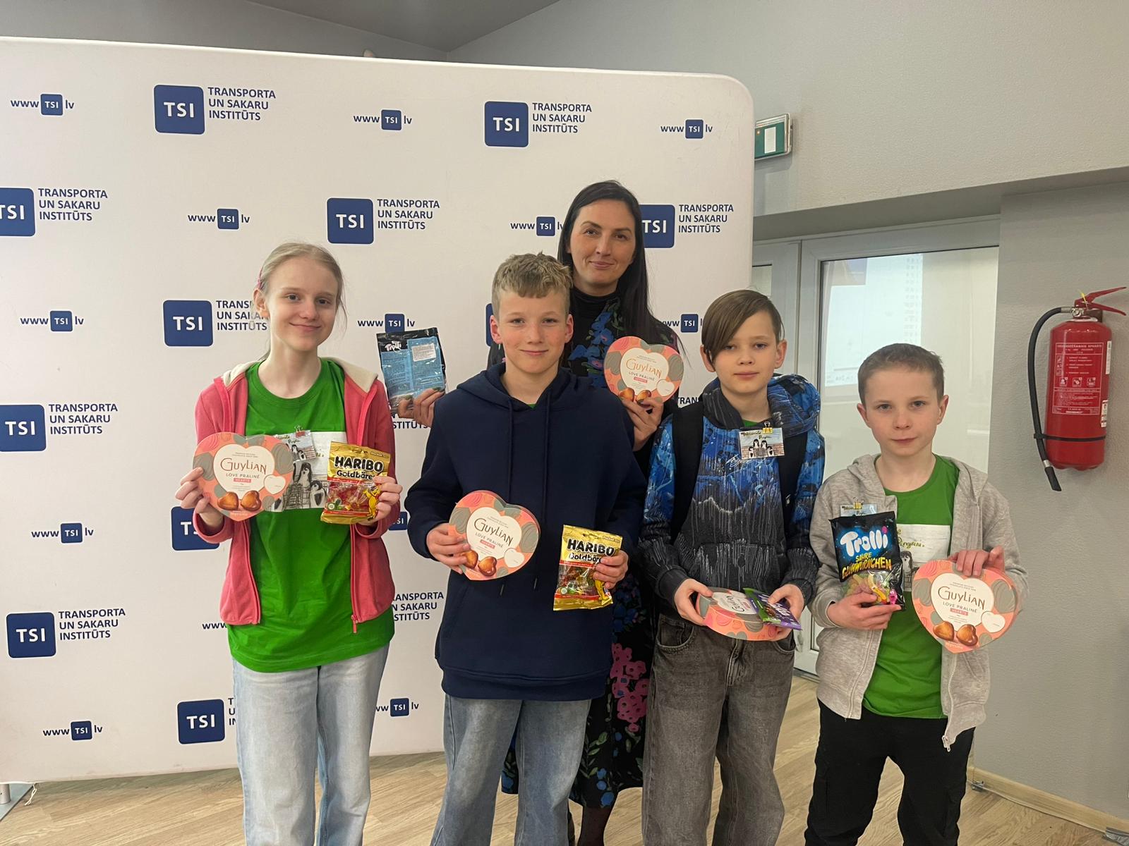 5.vietas ieguvēju komanda ar balvām