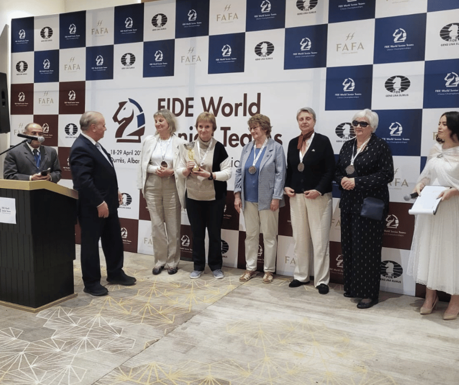 Latvijas šahistes saņem bronzas medaļas