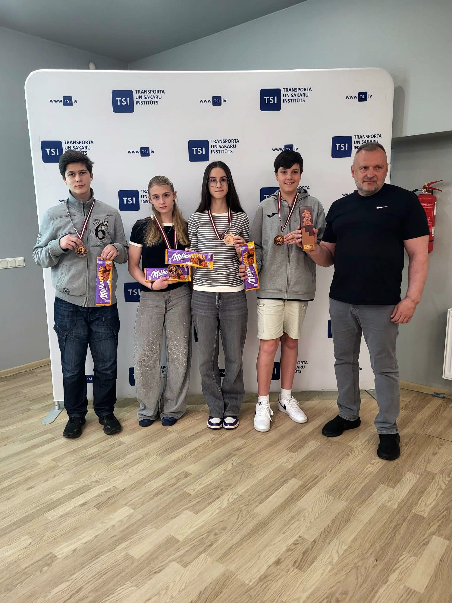 3.vietas ieguvējas komanda "Daugava Chess" ar balvām.