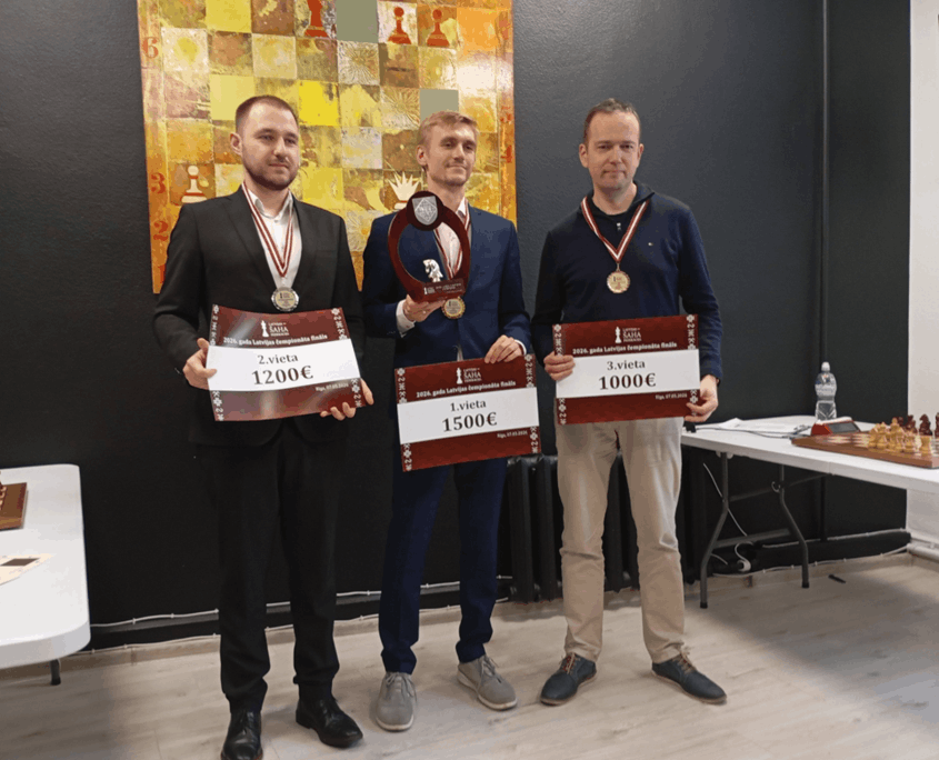 Latvijas čempionāta 1.-3.vietu ieguvēji ar balvām.