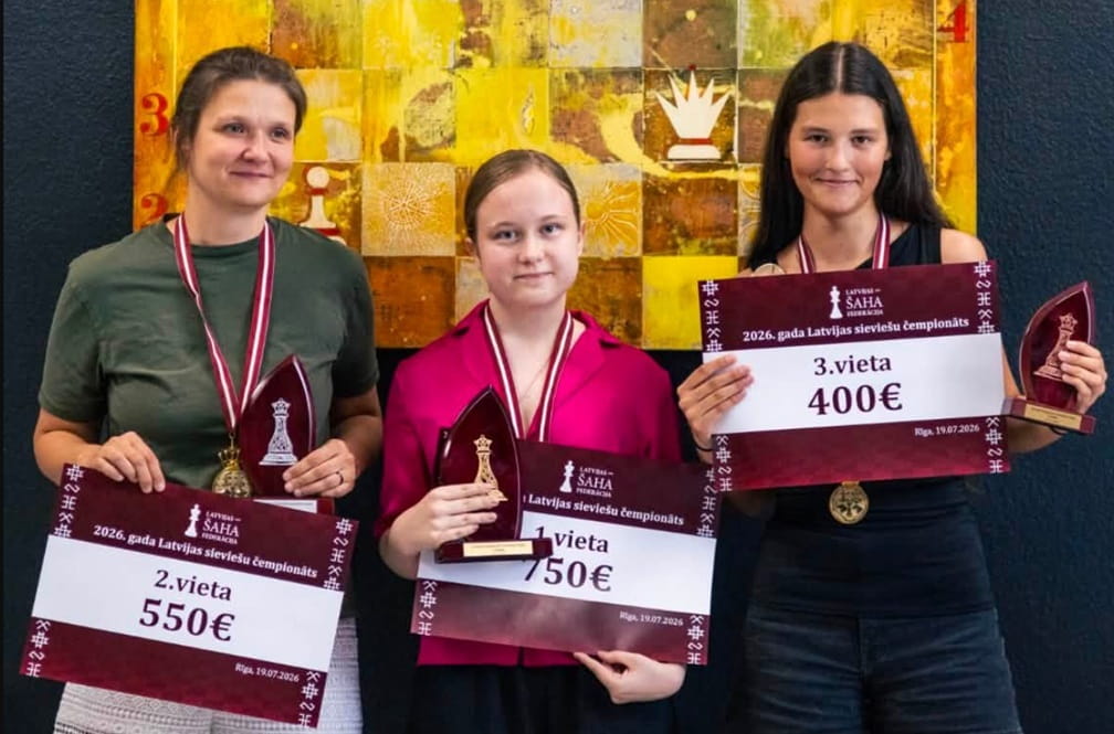 Godalgoto vietu ieguvējas ar balvām