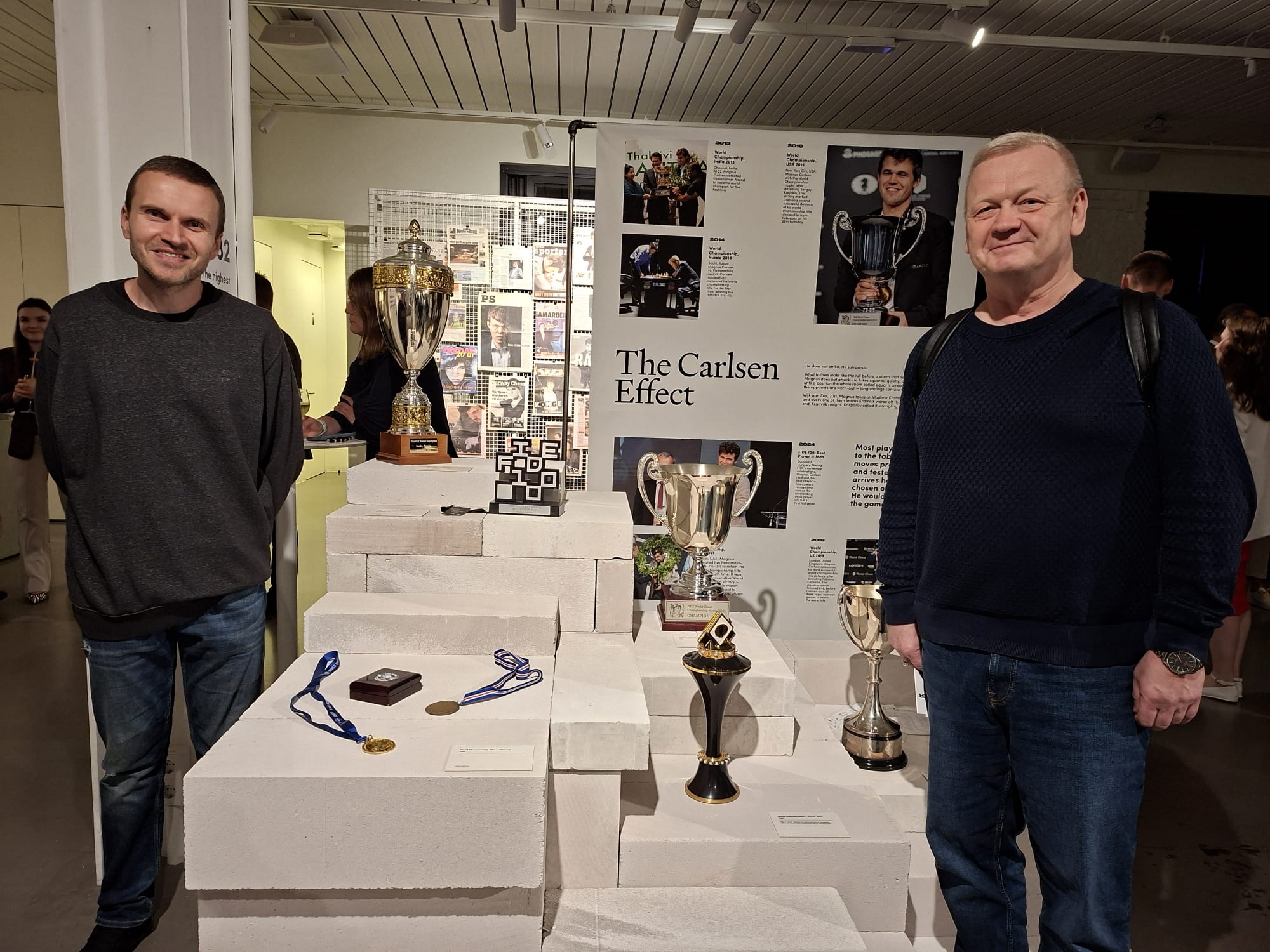 Pie Magnusa Karlsena trofejām viņa karjerai veltītajā izstādē mākslas muzejā "Zuzeum"